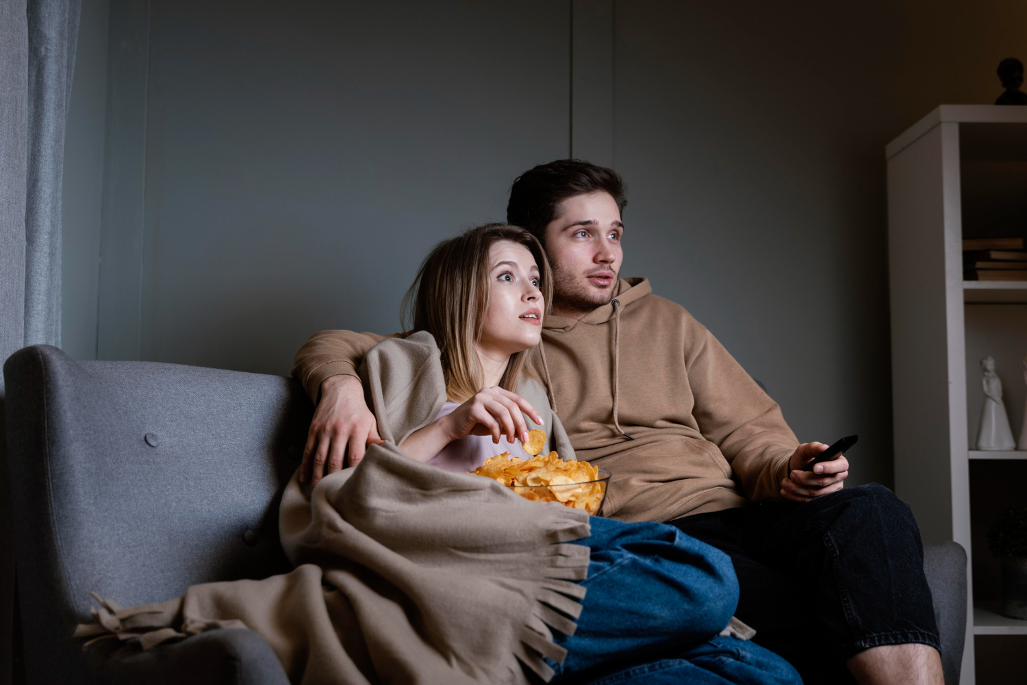 imagem de um casal assistindo filme para o artigo sobre filmes em francês.