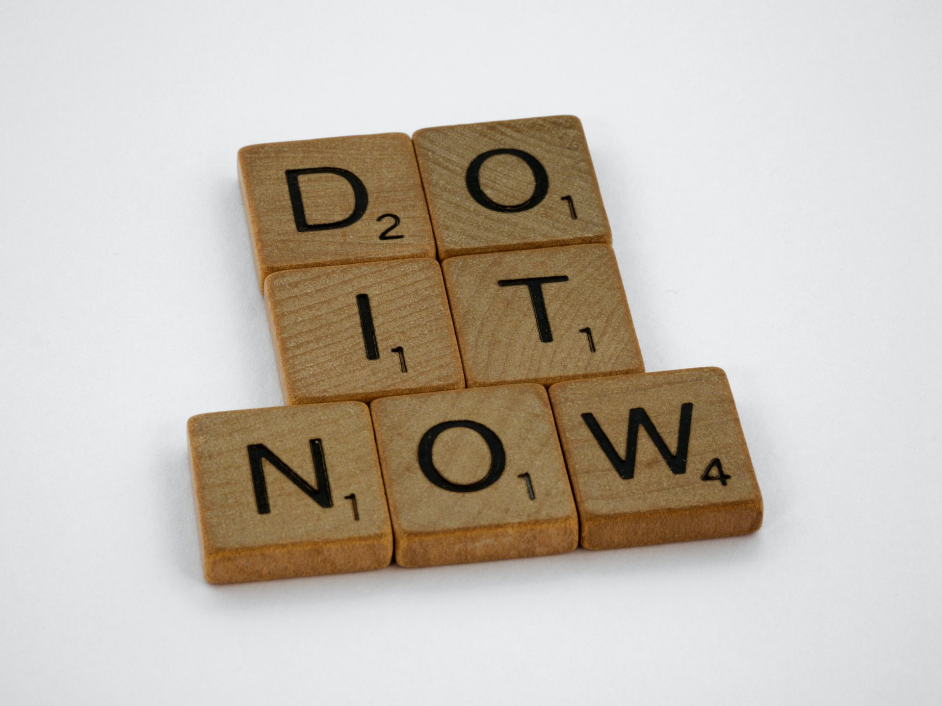 Imagem com a descrição do it now (faça agora) para o artigo sobre como evitar a procrastinação.