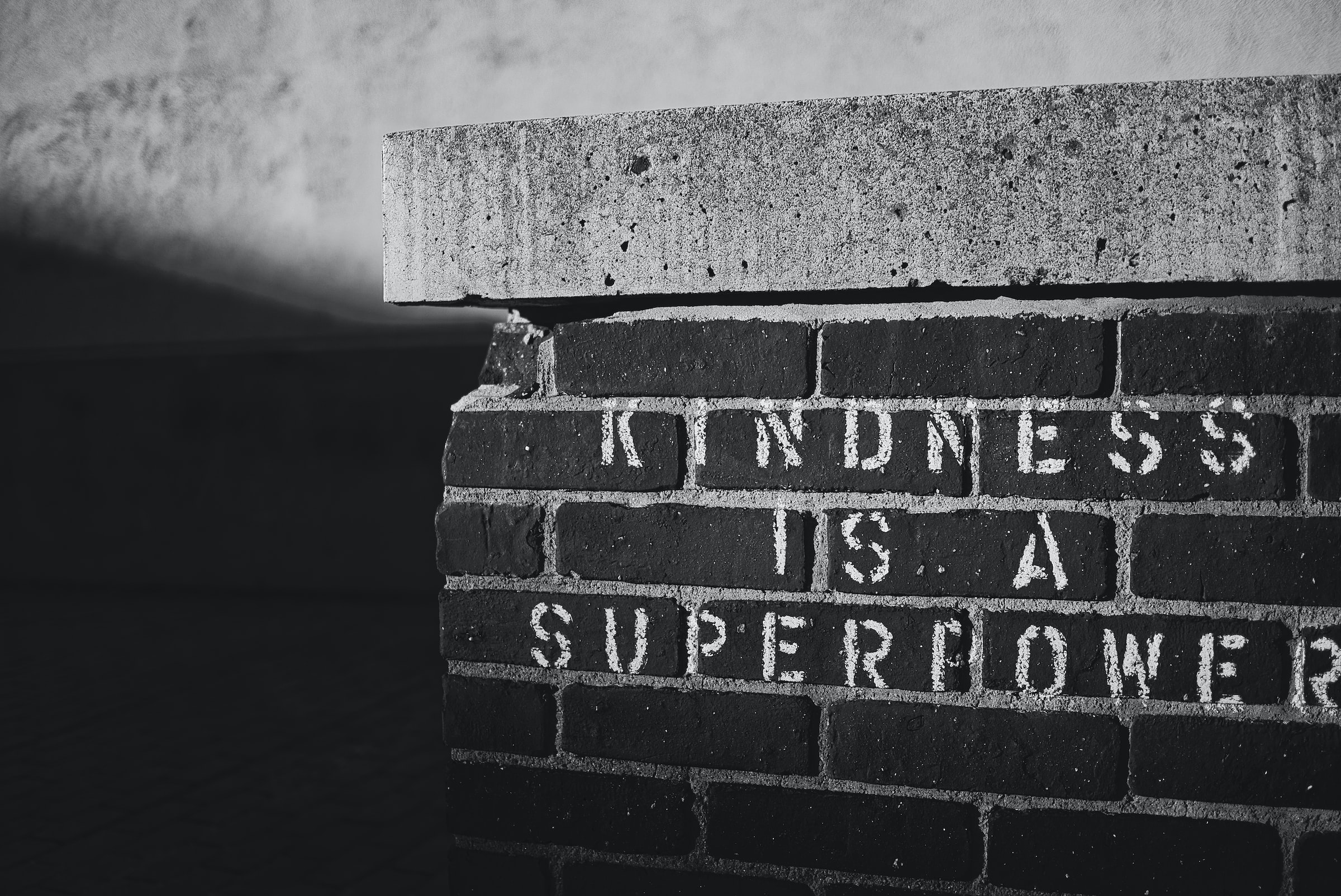 Imagem de uma partede que diz "kindness is a superpower" para o artigo sobre comunicação não violenta.