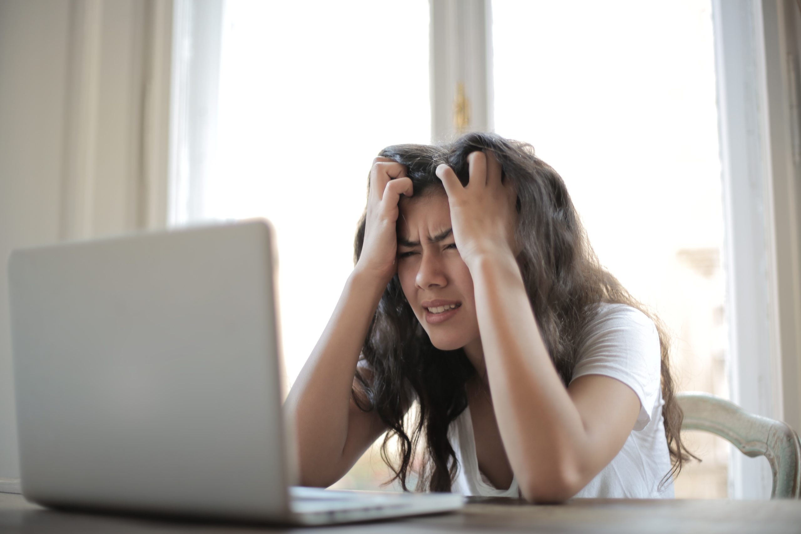 Imagem de uma mulher frustrada para o artigo sobre a síndrome do impostor