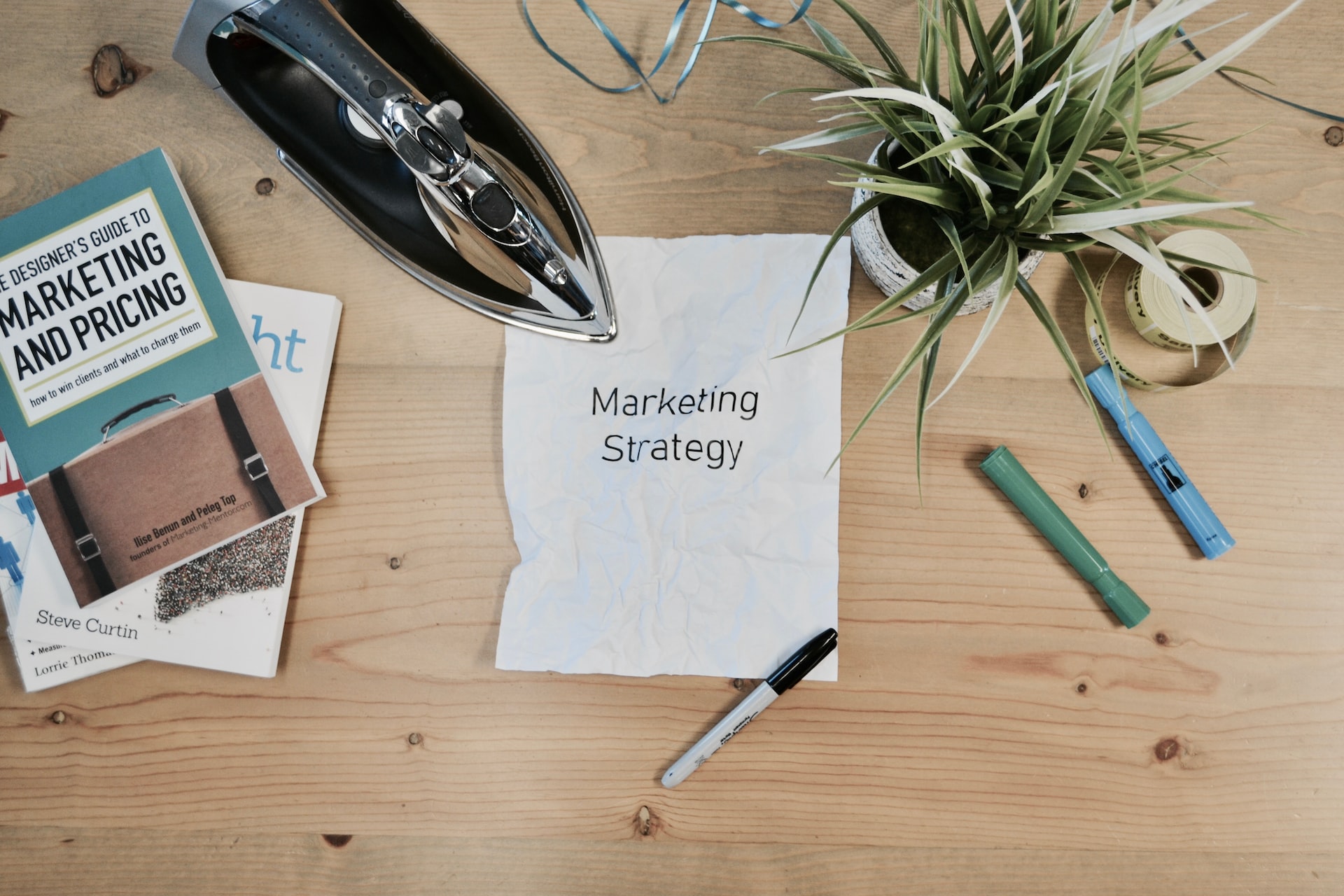 Imagem com a palavra marketing strategy para o artigo sobre termos em inglês do setor de marketing